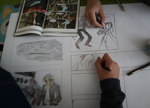 rysunki przedstawiające komiks na dużej kartce