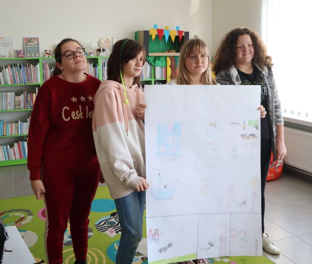 młodzież prezentująca swój komiks