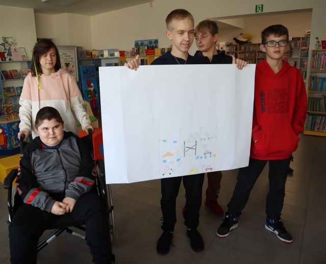 młodzież prezentująca swój komiks