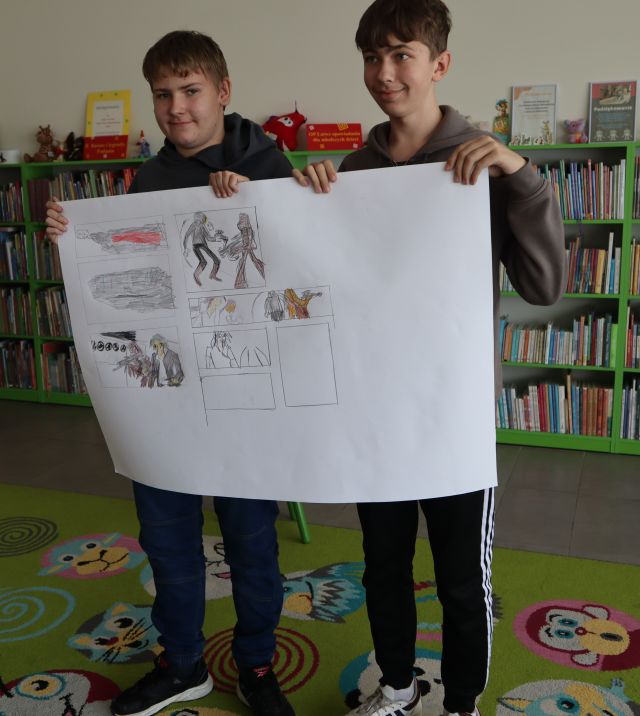 dwóch chłopców prezentujących swój komiks