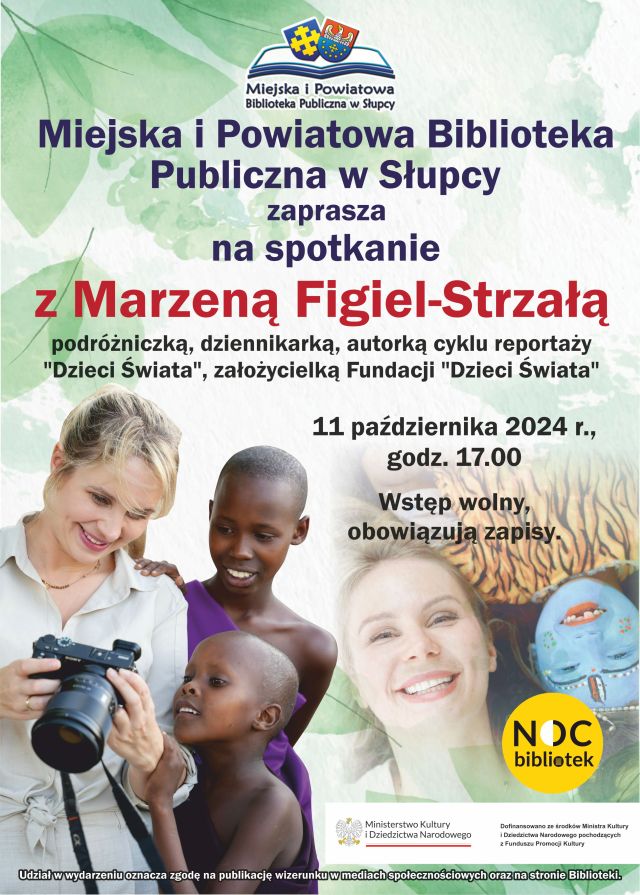 na jasnym plakacie zdjęcie kobiety z aparatem i czarnoskórymi dziećmi
