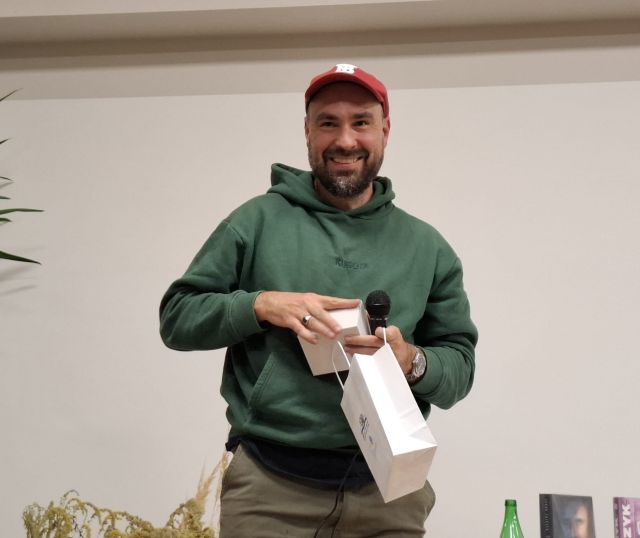 autor rozpakowuje prezent