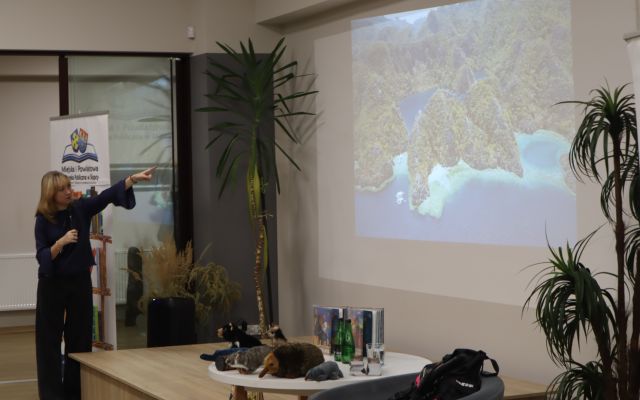 dziewczyna z mikrofonem pokazuje na ekran