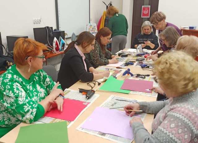 kobiety wycinają z kolorowych materiałów