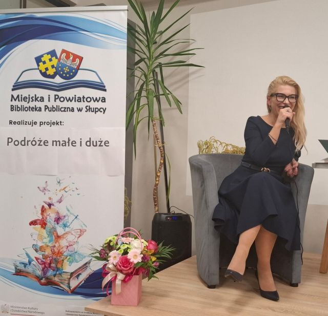 pisarka siedząca na fotelu