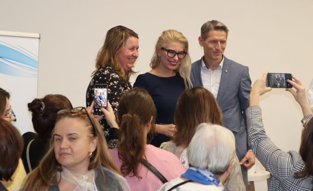 do zdjęcia pozują dwie kobiety i mężczyzna