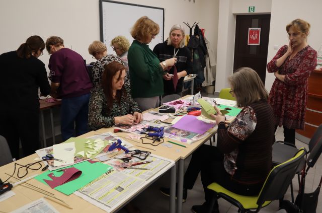 kobiety wycinają z kolorowych materiałów