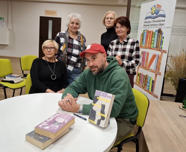 autor pozuje do zdjęcia z klubowiczkami Dyskusyjnego Klubu Książki