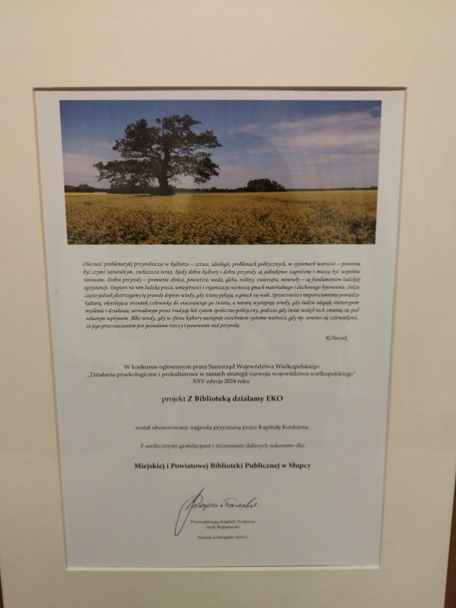 pamiątkowy dyplom z opisanym celem konkursu, kwotą 2000 zł oraz nazwą biblioteki oraz zdjęcie pola
