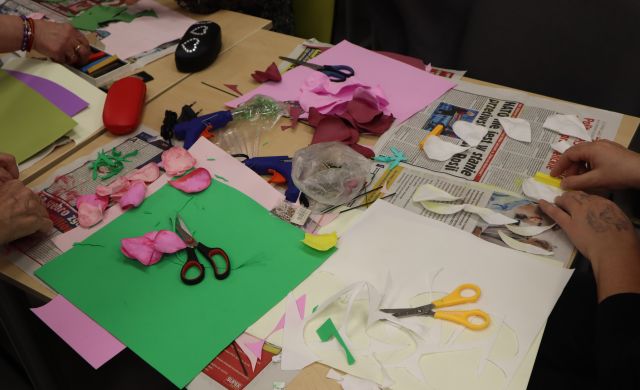 na zdjęciu wycięte z materiałów płatki kwiatów