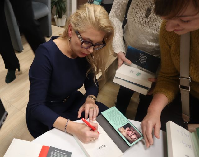 autorka podpisuje swoje książki