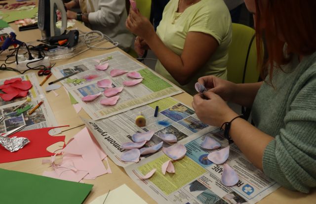 na zdjęcie płatki kwiatów wycięte z materiałów