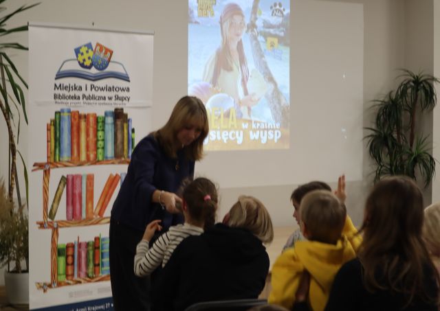 kobieta podkłada mikrofon dzieciom