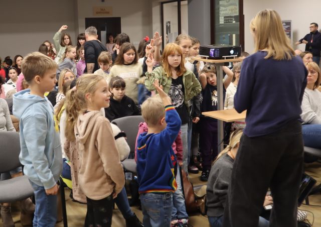 dzieci czekające na zadanie pytania autorce