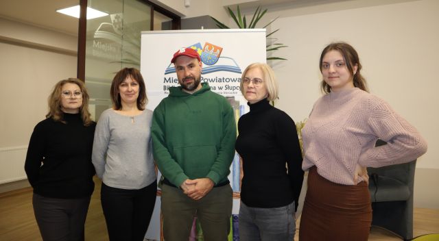 4 bibliotekarki pozują do zdjęcia z autorem