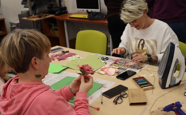 kobiety robiące kwiaty a materiałów