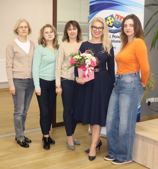 do zdjęcia z pisarką pozują 4 bibliotekarki