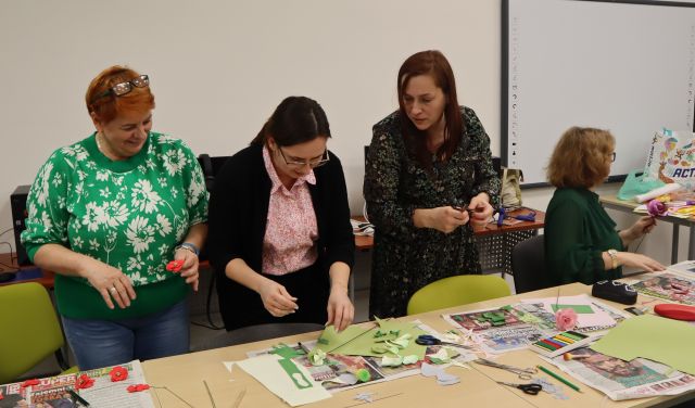 kobiety robiące kwiaty z materiałów