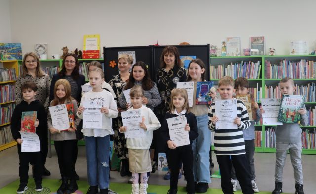 do zdjęcia pozują laureaci konkursu i 34 kobiety