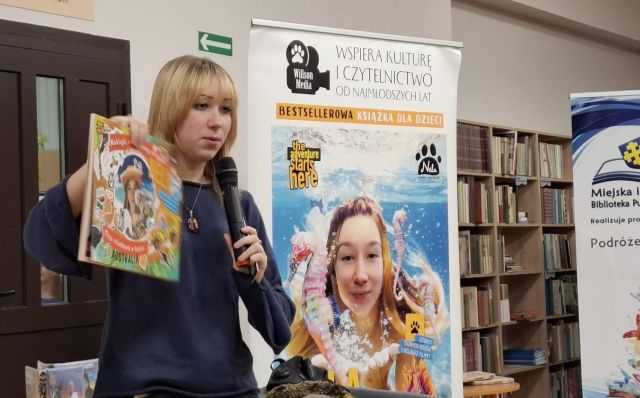 kobieta z książką, w tle baner Neli