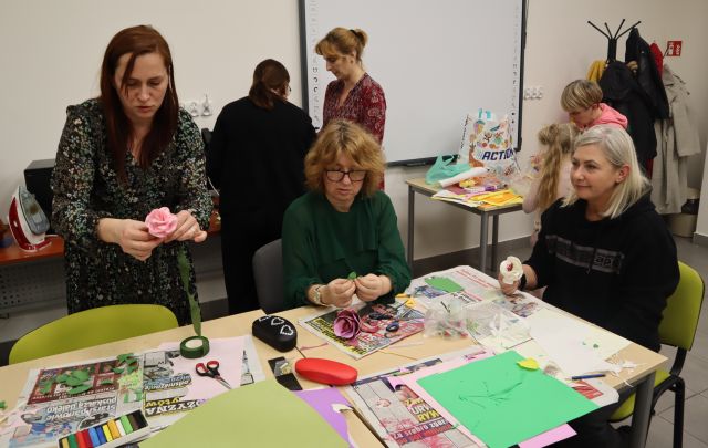 kobiety robią kwiaty z materiałów