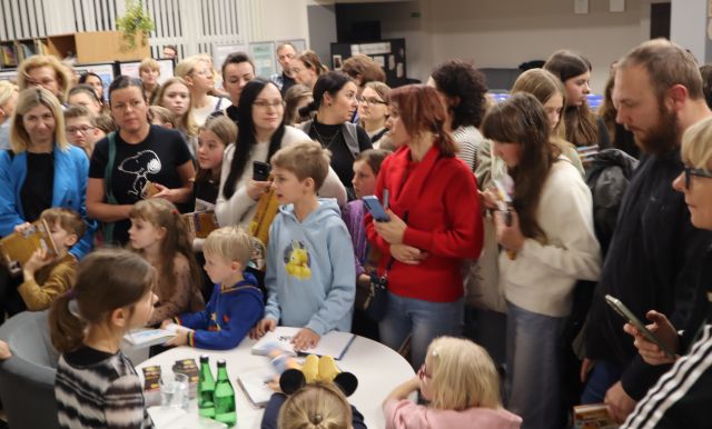 dzieci czekające na autograf z Nelą Małą Reporterką