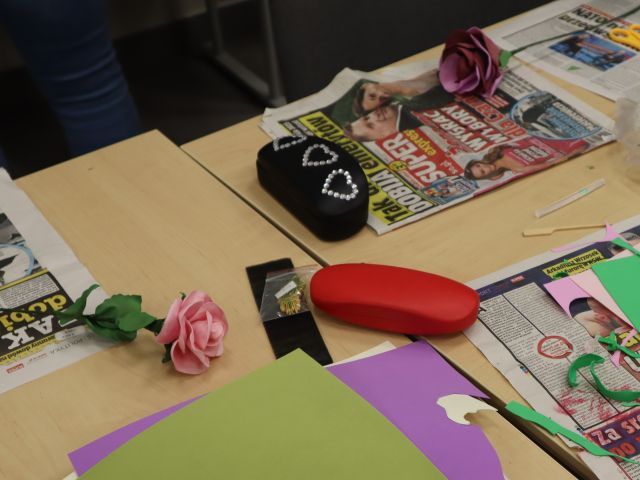 na stole kwiaty z materiałów