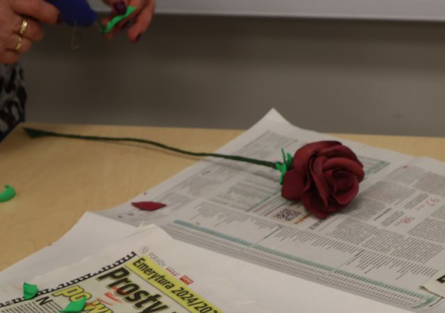 na stole kwiaty z materiałów