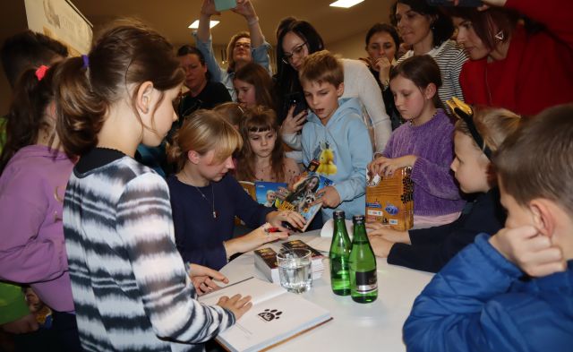 autorka podpisuje dzieciom książki