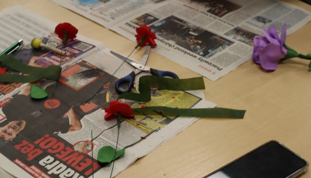 na stole kwiaty z materiałów