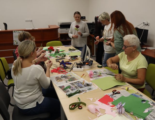 kobiety robią kwiaty z materiałów