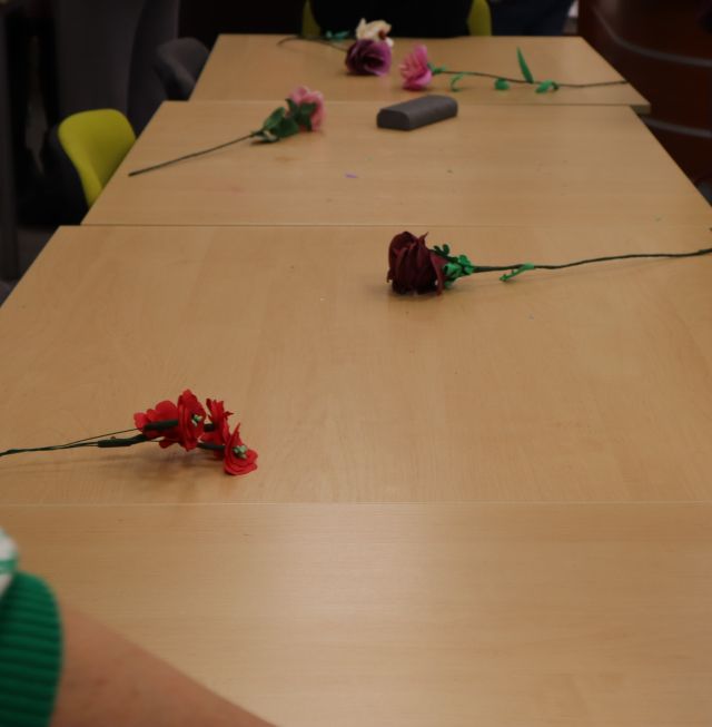 na stole kwiaty z materiałów