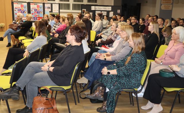 na zdjęciu siedzący na krzesłach uczestnicy spotkania
