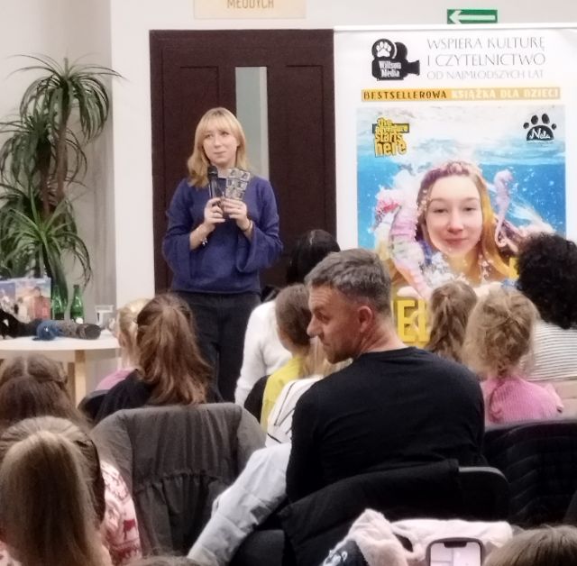 dziewczyna z mikrofonem przemawia do publiczności