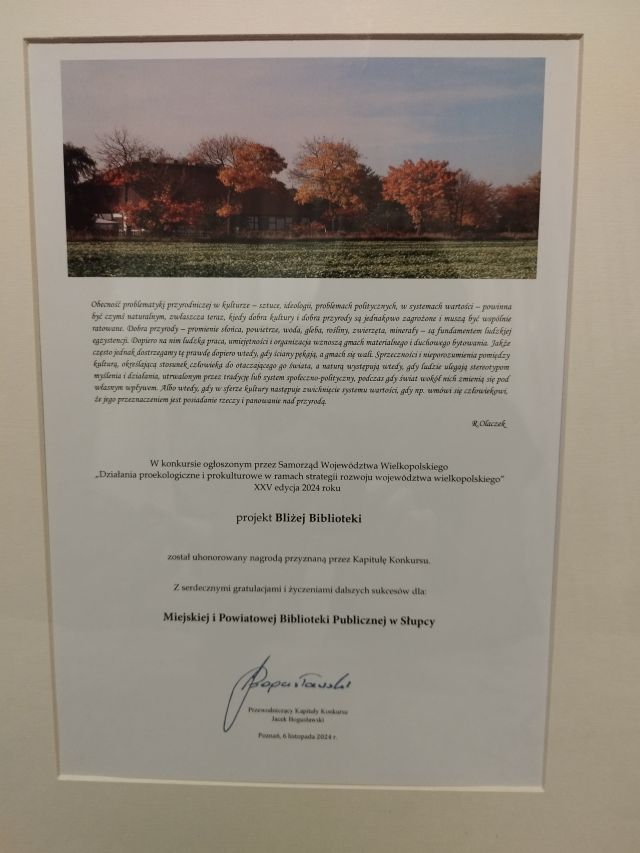 pamiątkowy dyplom z opisanym celem konkursu, kwotą 2000 zł oraz nazwą biblioteki oraz zdjęcie pola
