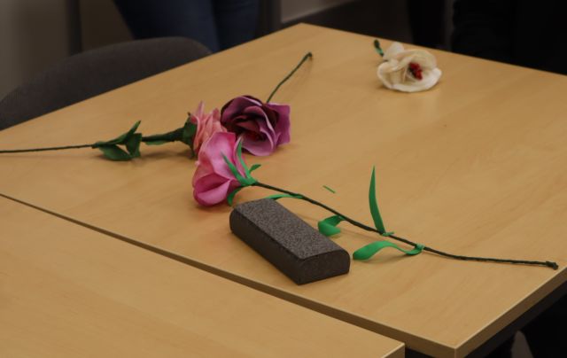 na stole kwiaty z materiałów