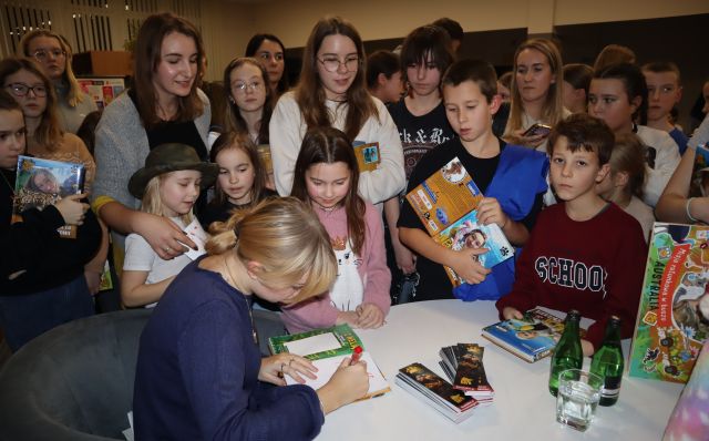 autorka podpisuje dzieciom książki