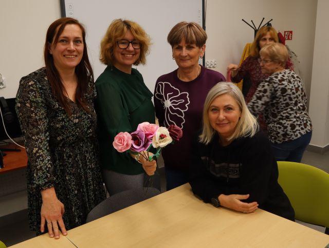 4 kobiety prezentujące swoje kwiaty zrobione z foamiranu