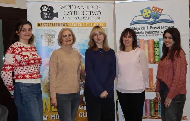 4 bibliotekarki pozują do zdjęcia z Nelą