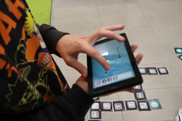 dłonie jeżdżące po tablecie