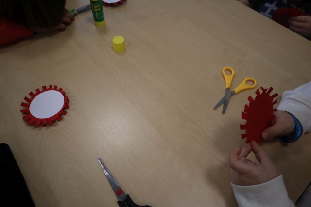 na stole kotyliony i nożyczki