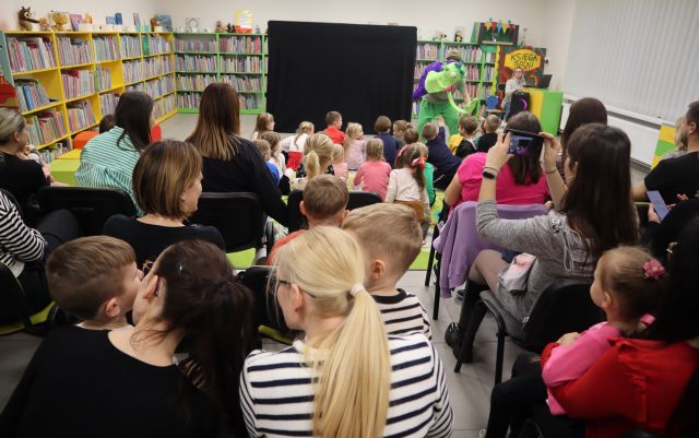 dzieci z rodzicami na spektaklu w bibliotece