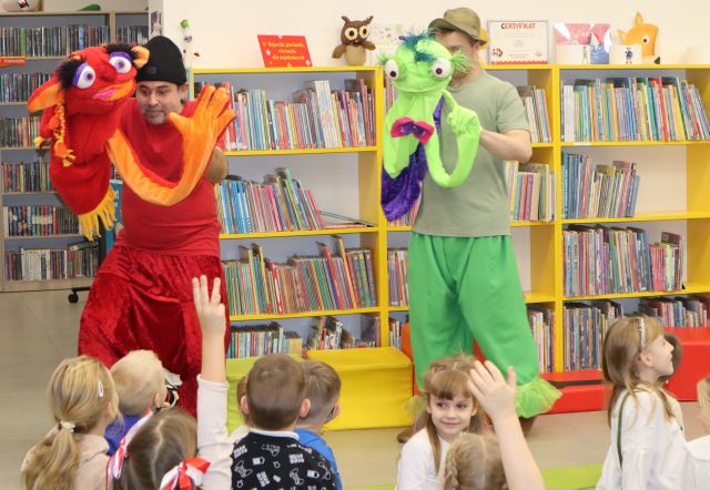 aktorzy przebrani za mappety w przestrzeni bibliotecznej