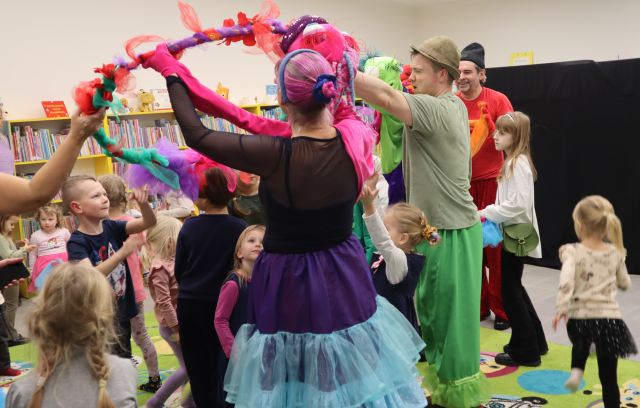 aktorzy przebrani za mappety trzymają nad dziećmi hula hoop
