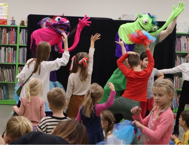 aktorzy przebrani za mappety żegnają się z dziećmi