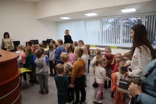 przedszkolaki zwiedzają salę komputerową w bibliiotece