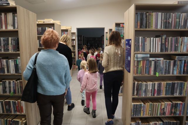 przedszkolaki zwiedzają wypożyczalnię dla dorosłych