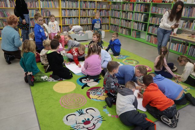 przedszkolaki kolorują postacie z bajek