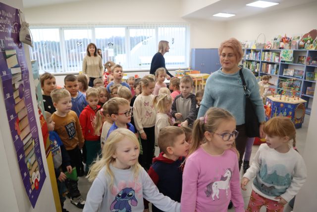 przedszkolaki wychodzą z pomieszczenia bibliotecznego