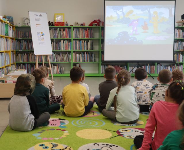 przedszkolaki oglądają bajkę Ulicę Sezamkową